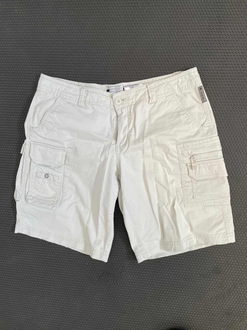 Columbia Women's Sz 8 Light Colored Cargo Shorts with Multiple Pockets